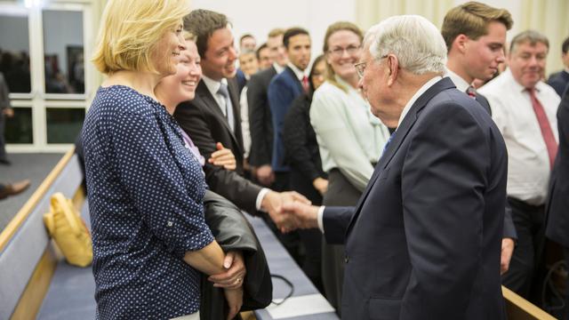 Apostoł wita się z członkami kongregacji