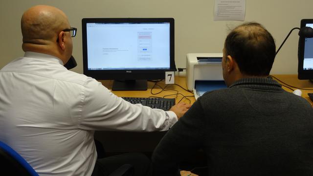 Uczestnik warsztatów dowiaduje się jak założyć konto osobiste na stronie FamilySearch.org