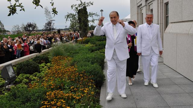 Monson_kyiv_hands_walking.JPG