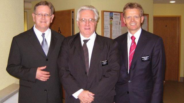 Prezydent Enbjerg w warszawskiej kaplicy w towarzystwie byłch prezydentów misji w Polsce - Davida Barnetta i Waltera Whipple