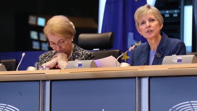 Siostra Bingham generalna prezydent Stowarzyszenia Pomocy Kościoła przemawia na konferencji w Parlamencie Europejskim 